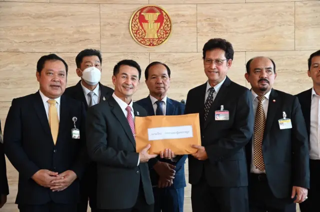 นายชลน่าน ศรีแก้ว อดีตผู้นำฝ่ายค้าน พร้อมด้วย สส.พรรคร่วมฝ่ายค้าน