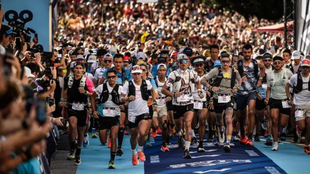 چند دقیقه طول میکشد تا پس از شلیک ابتدایی، کلیه دوندگان بتوانند از خط شروع عبور کنند