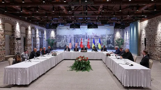 Українська, російська і турецька делегації під час зустрічі в Істамбулі 16 тарвня 2025 року