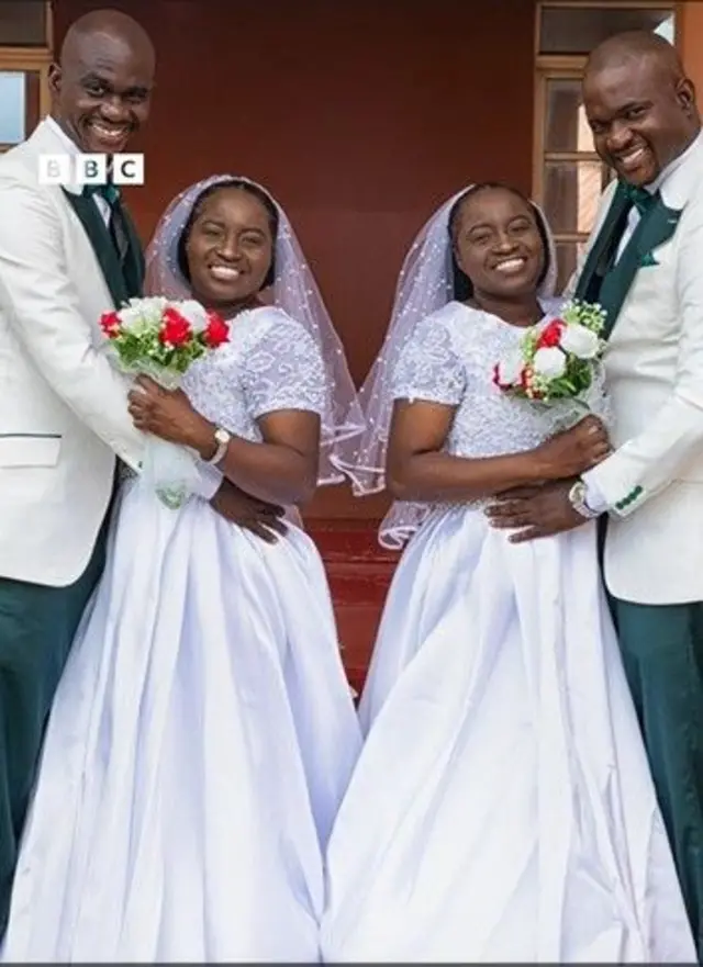 Awọn ibeji Oguntoye di awọn ibeji Adediran to jẹ iyawo wọn mu. Awọn ọkọ wọ kootu funfun lọjọ igbeyawo wọn, tawọn iyawo si wọ asọ igbeyawo funfun, wọn mu ododo dani mi ọwọ alaafia wọn.
