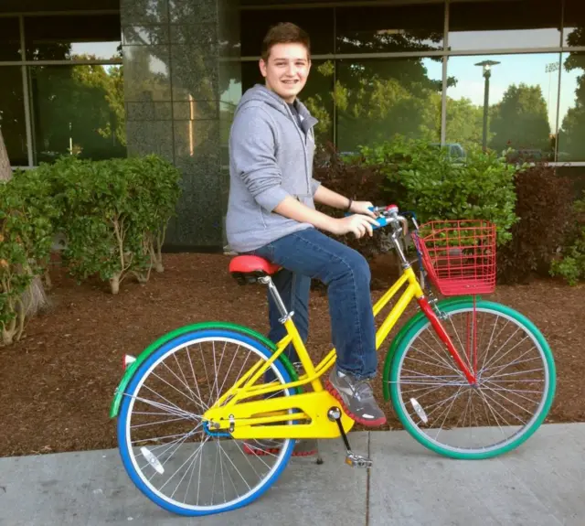Michael en Google, con una de las bicicletas de la compañía.