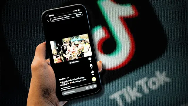 TikTok က ပျိုမေ Vlog မှာ စစ်မှုထမ်းဝါဒဖြန့် ဗီဒီယိုတစ်ခုကို Tik Tok လိုဂိုနောက်ခံနဲ့ သရုပ်ဖော်ထားတာဖြစ်ပါတယ်။