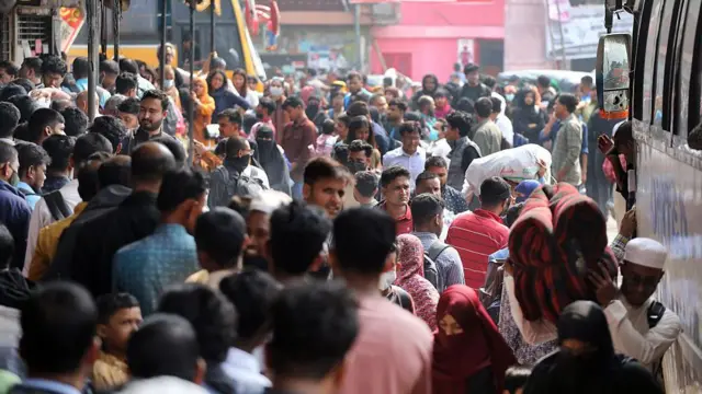 বাস টার্মিনালগুলোর আশপাশে ব্যাপক যানজট তৈরি হতে দেখা যায় 