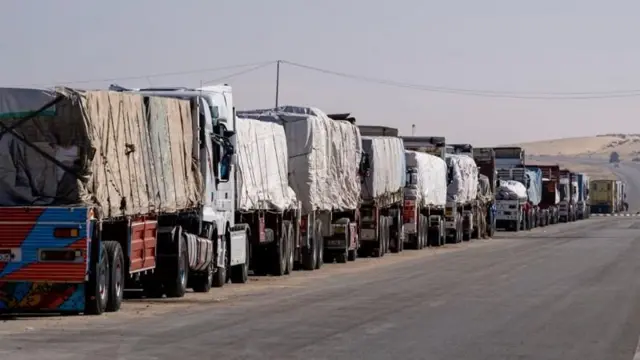 Грузовики с гуманитарной помощью стоят в очереди в Аль-Арише в пятницу