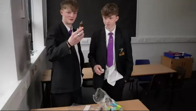 Baxter Collegeက ကျောင်းသား လီယွန်နဲ့အော်စကာတို့ သိမ်းဆည်းထားရမိတဲ့ အီး-စီးကရက် တွေကနေ တွေ့ရှိချက်ကို လေ့လာခဲ့ကြ 