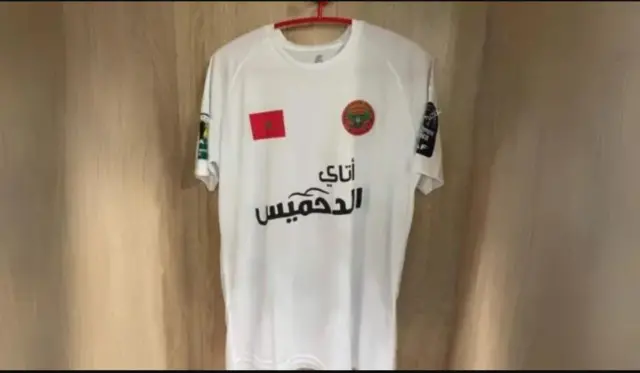 صورة للقميص المقلد الذي أعدته الجزائر لنهضة بركان بدون خريطة المغرب