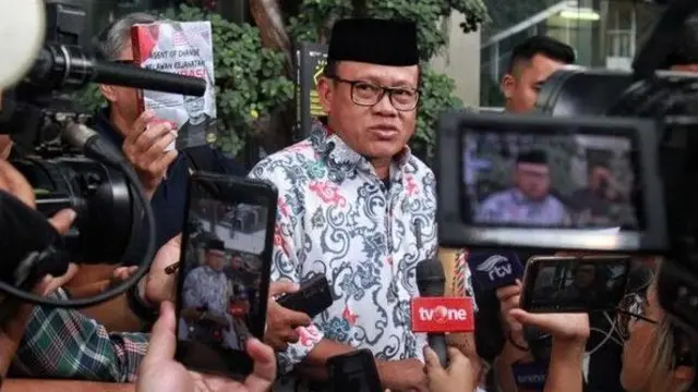 Ketua Indonesia Police Watch (IPW) Sugeng Teguh Santoso menjawab pertanyaan awak media