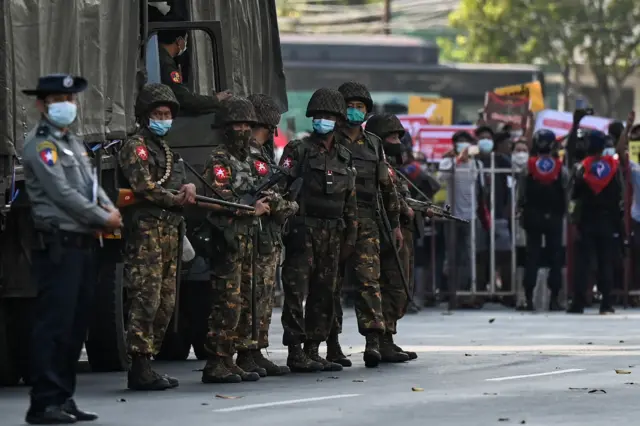  အာဏာသိမ်းစကာလ NLDရုံးရှေ့ စစ်ကောင်စီတပ်တွေဝင်ရောက်ပိတ်ဆို့စီးနင်းမှု(ပုံဟောင်း) 