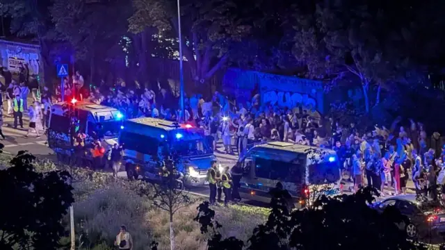 Тисячі людей влаштували стихійну вечірку на честь Коржа в одному з районів Варшави