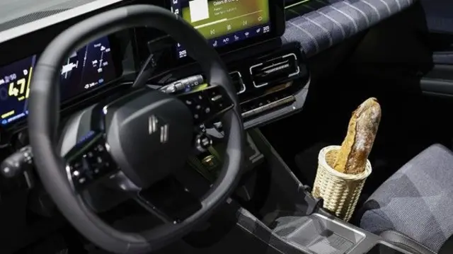 برای ماشین می‌توان سبدی برای گذاشتن نان باگت سفارش داد