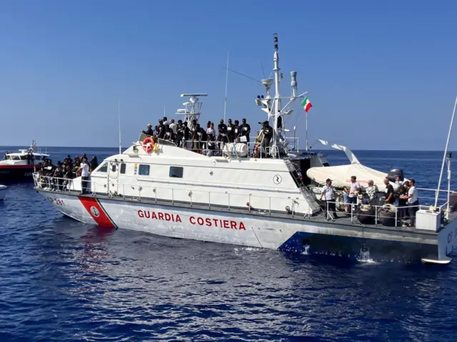 ጕዕዞ መርከብ ናብቲ ጃልባ ዝጠሃለትሉ ከባቢ