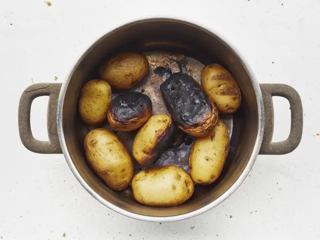 tencerede yanmış patatesler