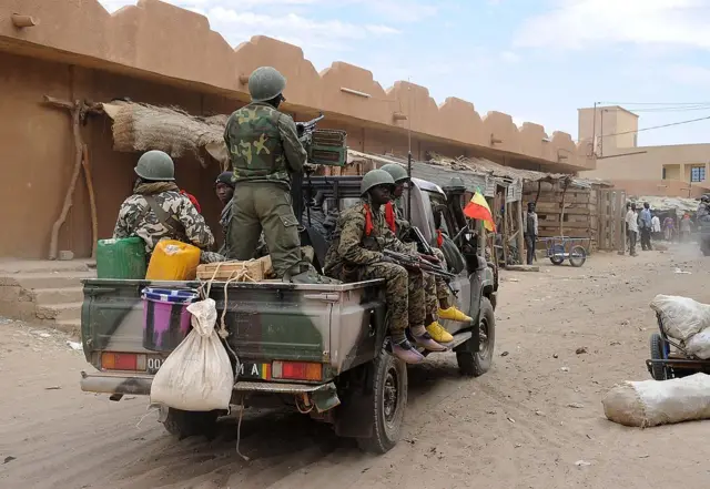 Un pick up de l'armée malienne en patrouille à Gao dans le nord du pays
