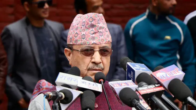 नेपाली कांग्रेसको केन्द्रीय कार्यालयमा पत्रकारहरूसँग कुरा गर्दै कार्यवाहक सभापति पूर्णबहादुर खड्का