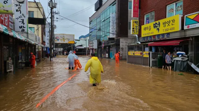   泲  