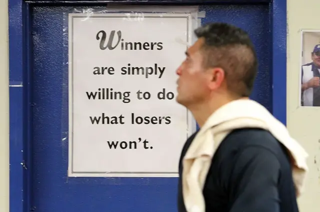 الملاكم في الوزن الثقيل جوني رويز يتدرّب في نادي ساوث بوسطن للملاكمة، يوم الأربعاء 20 يناير/كانون الثاني 2010. تصوير: مات ستون.