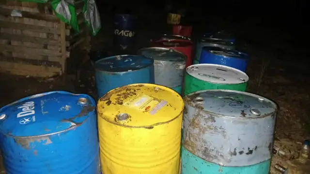 အင်ဂျင်ဝိုင်ဟောင်းချက်လုပ်တဲ့နေရာမှာတွေ့ရတဲ့ ပီပါပုံးတွေ