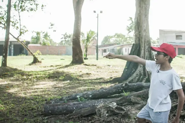 João mostra praça como ajudou a transformar praça de Outeiro 