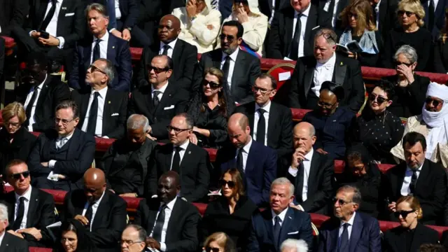 Принц Вільям (у центрі) сидить серед інших високопоставлених гостей на службі