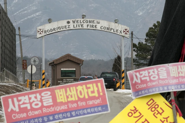 경기도 포천시 미군 로드리게스 사격장(영평사격장) 앞에 사격장 폐쇄를 촉구하는 범시민대책위원회의 펫말이 설치돼있다.