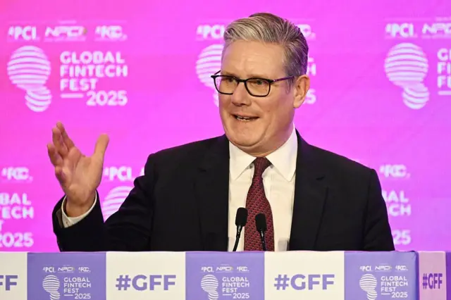 গ্লোবাল ফিনটেক ফেস্ট-এ বক্তব্য পেশ করছেন যুক্তরাজ্যের প্রধানমন্ত্রী স্টারমার।