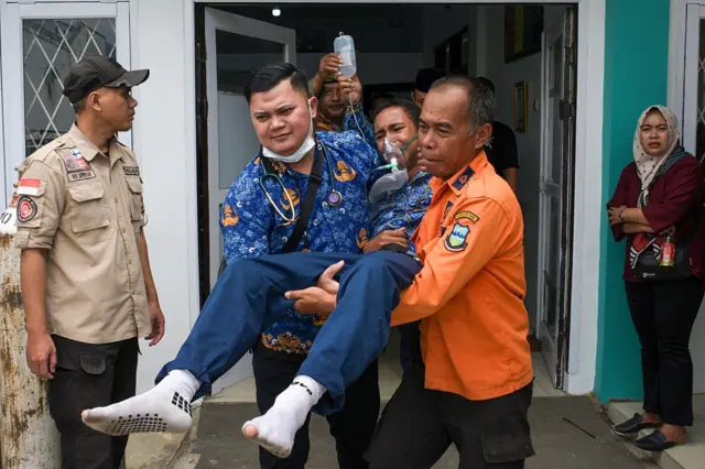 Seorang siswa yang menderita keracunan makanan setelah mengonsumsi makanan dari program makan gratis pemerintah menerima perawatan di Puskesmas Kadungora di Garut, Jawa Barat, pada 1 Oktober 2025.