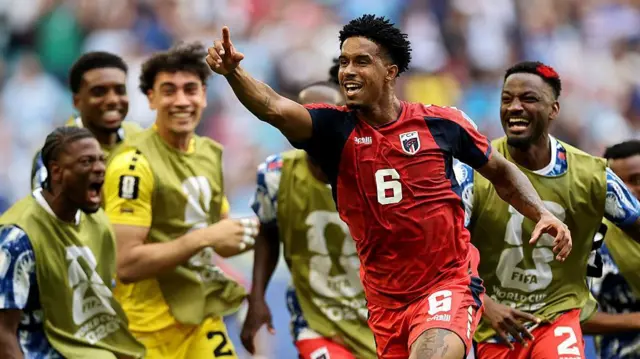 Kevin Pina celebra tras marcar un gol frente a Uruguay en la Copa del Mundo.