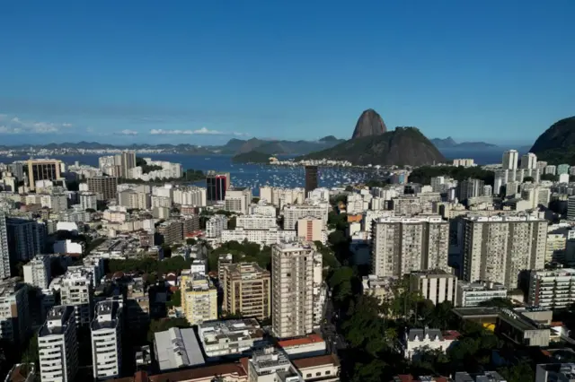 O bairro de Botafogo, no Rio de Janeiro, visto da favela de Santa Marta de Janeiro