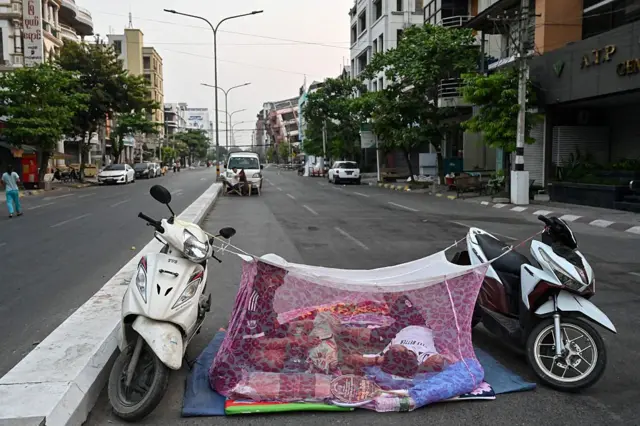 ငလျင်လှုပ်ခတ်ပြီးနောက် လမ်းမပေါ်မှာ ထွက်အိပ်နေရတဲ့ မန္တလေးမြို့ခံတချို့