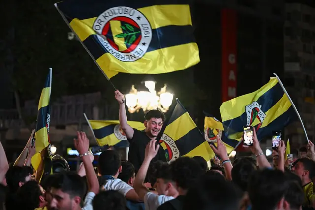 Fenerbahçeliler kutlama yapıyor.