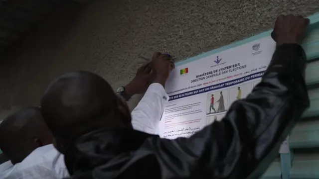 Affichage en cours devant un bureau de vote