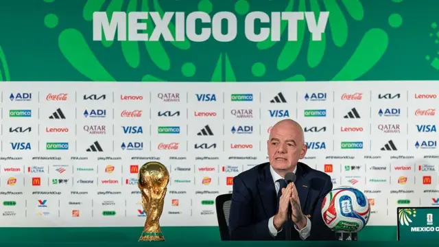 Presidente da Fifa, Gianni Infantino, fala à imprensa durante uma entrevista coletiva sobre a Copa do Mundo