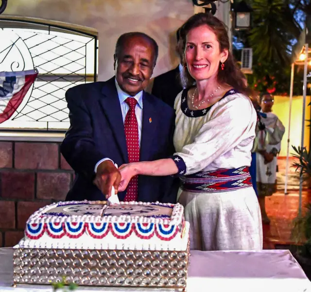 የፕሬዝዳንት ትራምፕ አስተዳደር ኤርትራ ላይ የተጣለውን ማዕቀብ ለማንሳት ማሰቡ ከተዘገበ ከቀናት በኋላ አስመራ በሚገኘው የአሜሪካ ኤምባሲ በተከበረው የአሜሪካ 250ኛ ዓመት ነጻነት በዓል ላይ የኤርትራ የውጭ ጉዳይ ሚኒስትር ኦስማን ሳለህ ተገኝተዋል