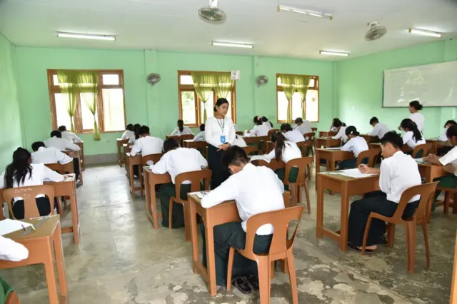 ငလျင်ဒဏ်ကြောင့် အဖြေလွှာတွေ မီးထဲပါခဲ့တဲ့တိုင်းနဲ့ပြည်နယ်တချို့မှာ ကျောင်းသားတွေ တက္ကသိုလ်ဝင်တန်းစာမေးပွဲကို ဇွန်လ ၁၆ ရက်မှာ ဒုတိယအကြိမ် ပြန်လည်ဖြေဆိုခဲ့ကြရ 