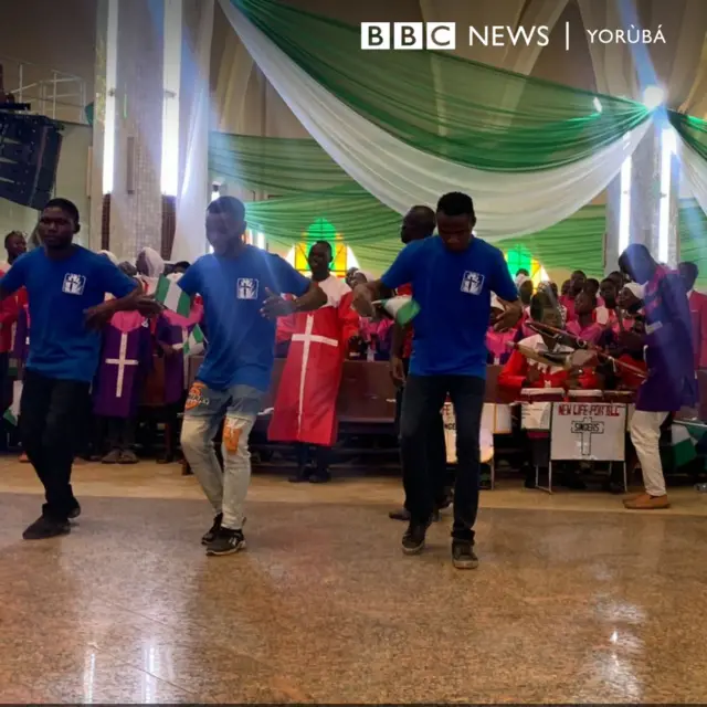 Awọn onijo loriṣiriṣi pẹlu wa nibi eto isin idupẹ naa