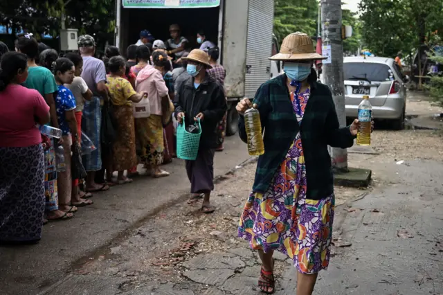 ဆီစျေးနှုန်း အဆမတန်တက်လို့ တန်းစီဝယ်ယူရတဲ့ တခေတ်ကိုပြန်ရောက်ခဲ့