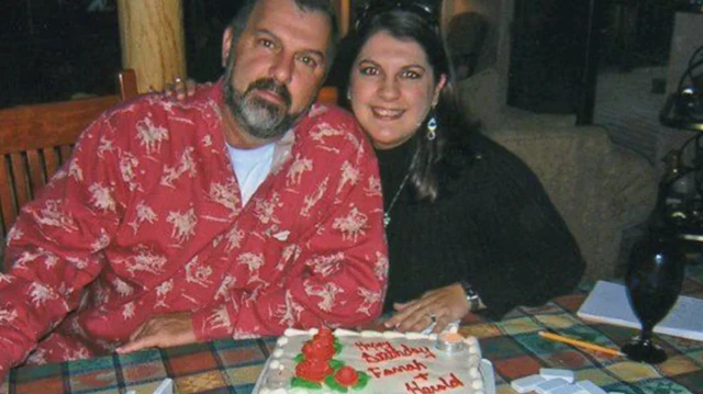 هالولد دیلارد در کنار دخترش و یک کیک تولد مقابلشان است