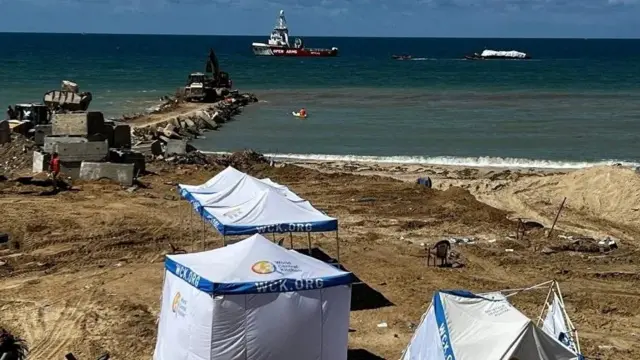 د غزې په سمندرغاړه کې اوبه ژورې نه دي او ډبلیو، سي، کې مسوولینو موقت بندر چمتو کړی دی.