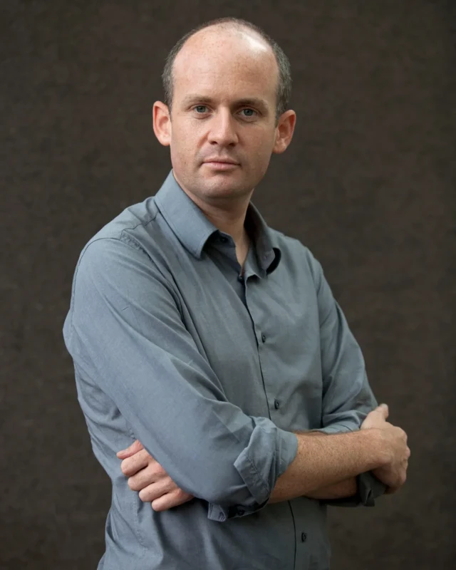 Retratolenny slotum homem careca usando uma camisa azul acinzentada