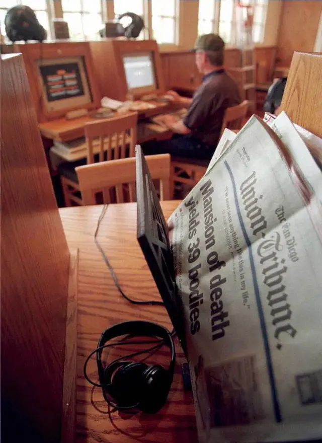 ایک اخبار جس پر ہیونز گیٹ فرقے کے ارکان کی خود کشی کی خبر شائع کی گئی ہے 