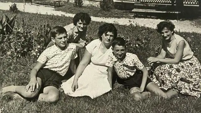 Зубац као дечак са рођацима 