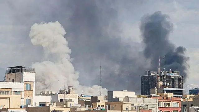 دود غلیظ از آسمان پایتخت ایران برمیخیزد، پس از آنکه انفجارهایی در تهران در تاریخ ۱ مارس ۲۰۲۶ رخ داد، همزمان با تشدید درگیریها در منطقه. رسانههای رسمی ایران تأیید کردند که آیتالله علی خامنهای، رهبر جمهوری اسلامی ایران، در حمله مشترک ایالات متحده و اسرائیل کشته شده است