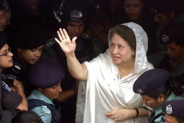 ২০০৭ সালে দুর্নীতির মামলায় খালেদা জিয়াকে গ্রেফতার করা হয়।