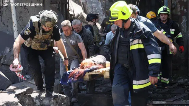 Спасатели выносят человека на носилках