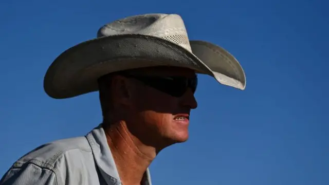 El ganadero Brad Randel reúne parte de su rebaño para subastarlo por la sequía. (Foto de Ricky Carioti/The Washington Post vía Getty Images, septiembre 2022)