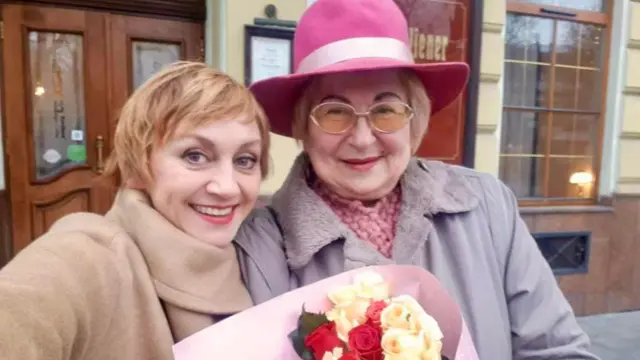 Акторка Римма Зюбіна (яка в 2020 році читала радіодиктант) і багаторічна переможиця диктантів Христина Гоянюк