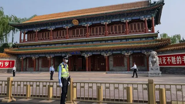 2026年5月13日，在中国北京，中国领导层的官方居所中南海外，安保人员站岗。
