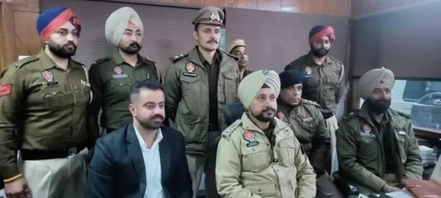 ਪੁਲਿਸ ਅਧਿਕਾਰੀ 