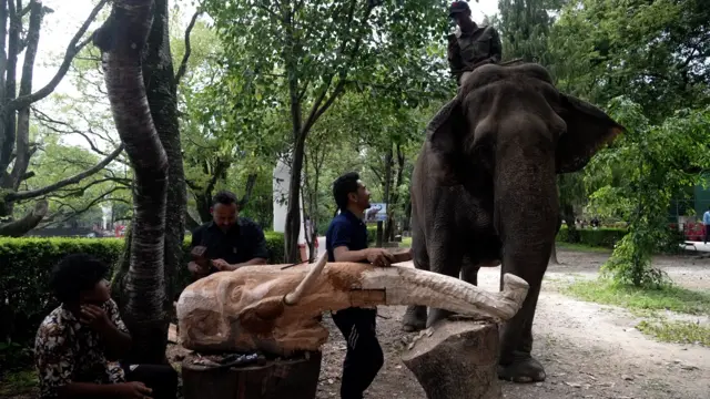 मूर्ति बनाउँदै कलाकार।