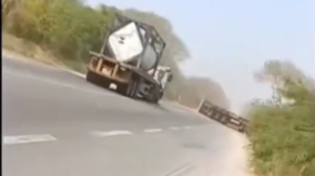 မုံရွာ-ချောင်းဦး လမ်းပိုင်းပေါ်မှာ တိုက်ခိုက်ခံရတဲ့ လက်ပံတောင်းစီမံကိန်းယာဉ်တွေ